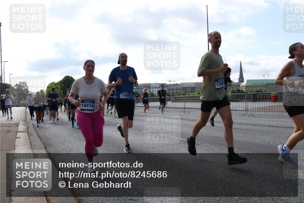 29.06.2025 - hella hamburg halbmarathon Lena Gebhardt http://msf.ph/oto/8245686 29.06.2025 09:56:32 Lombardsbrücke 1061, 1452, 1460, 1496, 1499, 1502, 1592, 1628, 1833, 1877, 2013, 2058, 2082, 2083, 2208, 2378, 2396, 2504, 2771, 2953, 2996, 3060, 3256, 3296, 3310, 3652, 4065, 4077, 4377, 4404, 4635, 4711, 4833, 5169, 5194, 5482, 5600, 5607, 5839, 5978, 6033, 6115, 6168, 6286, 6511, 6512, 6561, 6562, 7178, 7332, 7383, 7475, 7583, 7943, 8261, 8335, 8361, 8514, 8587, 8618, 8661, 8710, 8863, 8921, 8968, 8989, 8996, 9246, 9537, 9597, 9638, 10596 meine-sportfotos.de