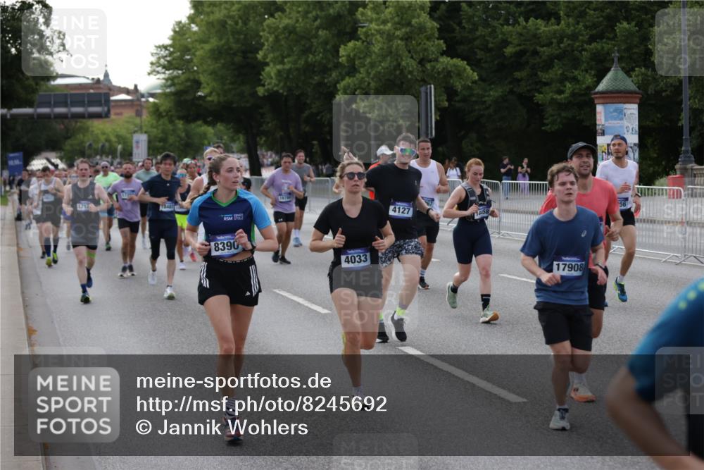 29.06.2025 - hella hamburg halbmarathon Jannik Wohlers http://msf.ph/oto/8245692 29.06.2025 09:55:24 Lombardsbrücke 1143, 1216, 1267, 1461, 1630, 2284, 2706, 2708, 2718, 2884, 3213, 3399, 3543, 3654, 3692, 3945, 4033, 4088, 4127, 4324, 4345, 4346, 4601, 4847, 4890, 5421, 6009, 6421, 6481, 6691, 6994, 7056, 7100, 7224, 7269, 7367, 7657, 8216, 8234, 8273, 8302, 8390, 8577, 8977, 9491, 9551, 9934, 10115, 10408, 10603, 10811, 10895, 11356, 11733, 11819, 11977, 12277, 12379, 12519, 13032, 13073, 13301, 13799, 13807, 13894, 13996, 14239, 17842 meine-sportfotos.de