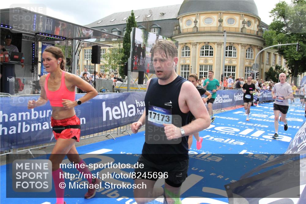 29.06.2025 - hella hamburg halbmarathon Michael Strokosch http://msf.ph/oto/8245696 29.06.2025 10:49:14 Ziel 2013, 4832, 6389, 8112, 10184, 15523, 16369, 16414, 16731, 17173, 18598, 18842 meine-sportfotos.de