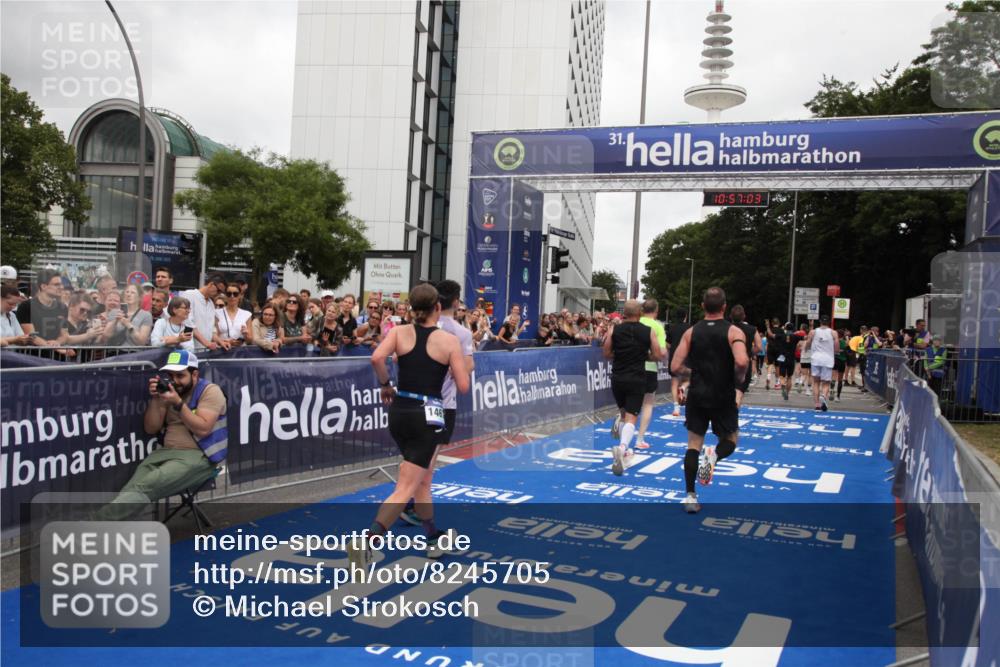 29.06.2025 - hella hamburg halbmarathon Michael Strokosch http://msf.ph/oto/8245705 29.06.2025 10:57:01 Ziel 1955, 2282, 2741, 2759, 4299, 5033, 5418, 6835, 7716, 8669, 11043, 11212, 11638, 14678, 15097, 16470, 16620, 19091 meine-sportfotos.de