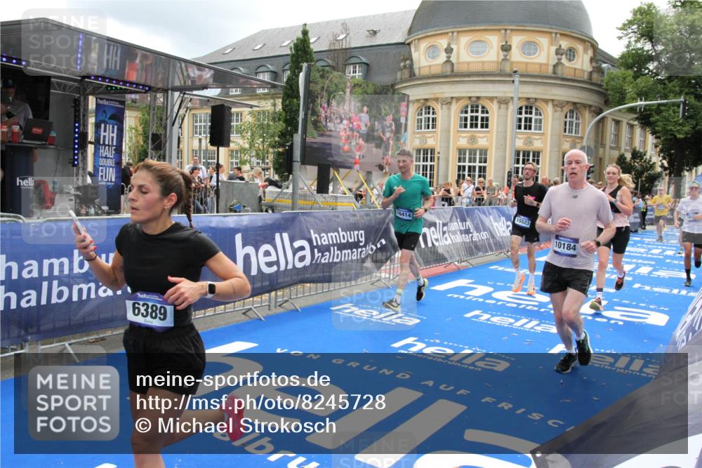 29.06.2025 - hella hamburg halbmarathon Michael Strokosch http://msf.ph/oto/8245728 29.06.2025 10:49:15 Ziel 2013, 4832, 6389, 8112, 9348, 10184, 13450, 15523, 16369, 16414, 16731, 17173, 18598, 18842 meine-sportfotos.de