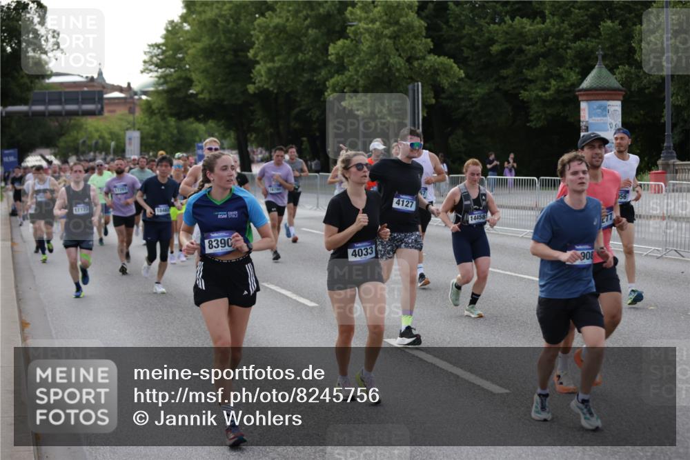 29.06.2025 - hella hamburg halbmarathon Jannik Wohlers http://msf.ph/oto/8245756 29.06.2025 09:55:24 Lombardsbrücke 1143, 1216, 1267, 1461, 1630, 2284, 2706, 2708, 2718, 2884, 3213, 3399, 3543, 3654, 3692, 3945, 4033, 4088, 4127, 4324, 4345, 4346, 4601, 4847, 4890, 5421, 6009, 6421, 6481, 6691, 6994, 7056, 7100, 7224, 7269, 7367, 7657, 8216, 8234, 8273, 8302, 8390, 8577, 8977, 9491, 9551, 9934, 10115, 10408, 10603, 10811, 10895, 11356, 11733, 11819, 11977, 12277, 12379, 12519, 13032, 13073, 13301, 13799, 13807, 13894, 13996, 14239, 17842 meine-sportfotos.de