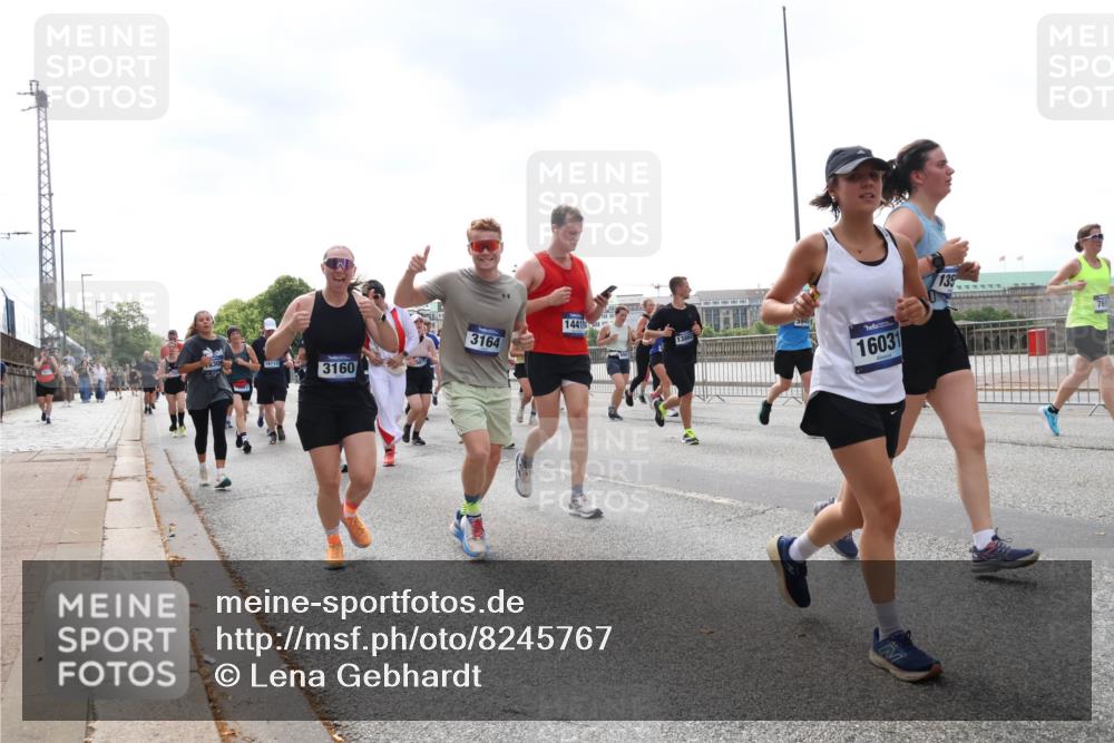 29.06.2025 - hella hamburg halbmarathon Lena Gebhardt http://msf.ph/oto/8245767 29.06.2025 10:45:28 Lombardsbrücke 1033, 1060, 1085, 1685, 1713, 1798, 2007, 2008, 2216, 2217, 2550, 2657, 2664, 2779, 2917, 2973, 3160, 3164, 3357, 3377, 3879, 3993, 4099, 4102, 4186, 4224, 4306, 4337, 4388, 4504, 4820, 4851, 5044, 5099, 5108, 5190, 5339, 5636, 5949, 6150, 6509, 6763, 6788, 6911, 6922, 6980, 7283, 7530, 7541, 7699, 7859, 7912, 8594, 8605, 8745, 8762, 9620, 10030, 10182, 10225, 10562, 10566, 11314, 12198, 12332, 12334 meine-sportfotos.de