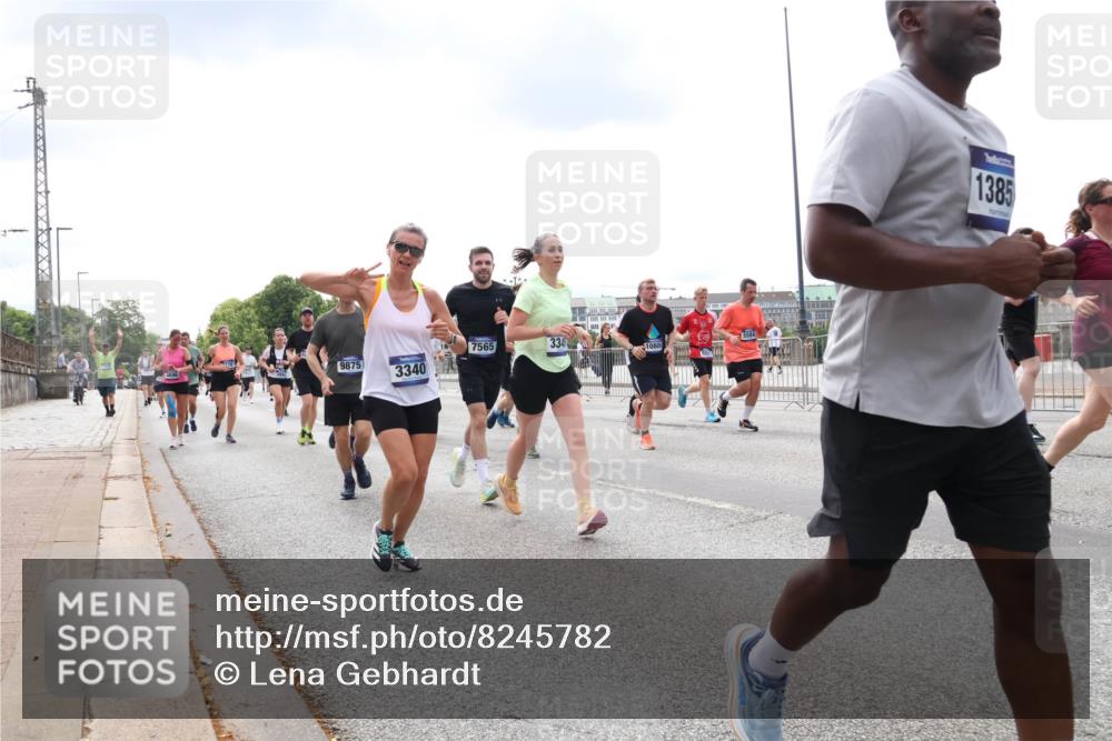29.06.2025 - hella hamburg halbmarathon Lena Gebhardt http://msf.ph/oto/8245782 29.06.2025 10:33:59 Lombardsbrücke 1189, 1275, 1417, 1705, 1787, 1896, 2265, 2342, 2482, 2496, 2526, 2776, 2933, 3145, 3170, 3264, 3340, 3345, 3560, 3829, 3848, 4361, 4433, 4449, 4479, 4696, 4807, 4942, 5075, 5096, 5141, 5557, 5561, 5566, 5569, 5584, 5691, 5821, 5822, 5887, 6109, 6364, 6515, 6516, 6854, 6956, 6999, 7027, 7324, 7329, 7565, 7653, 8021, 8157, 8202, 8277, 8282, 8349, 8375, 8377, 8383, 8401, 9094, 9234, 9438, 9799, 9875, 9995, 10007, 10071, 10360, 10561, 11811 meine-sportfotos.de