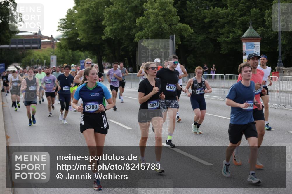 29.06.2025 - hella hamburg halbmarathon Jannik Wohlers http://msf.ph/oto/8245789 29.06.2025 09:55:24 Lombardsbrücke 1143, 1216, 1267, 1461, 1630, 2284, 2706, 2708, 2718, 2884, 3213, 3399, 3543, 3654, 3692, 3945, 4033, 4088, 4127, 4324, 4345, 4346, 4601, 4847, 4890, 5421, 6009, 6421, 6481, 6691, 6994, 7056, 7100, 7224, 7269, 7367, 7657, 8216, 8234, 8273, 8302, 8390, 8577, 8977, 9491, 9551, 9934, 10115, 10408, 10603, 10811, 10895, 11356, 11733, 11819, 11977, 12277, 12379, 12519, 13032, 13073, 13301, 13799, 13807, 13894, 13996, 14239, 17842 meine-sportfotos.de