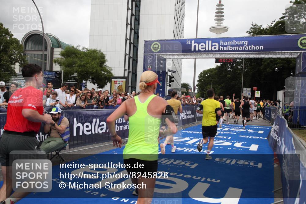 29.06.2025 - hella hamburg halbmarathon Michael Strokosch http://msf.ph/oto/8245828 29.06.2025 10:57:03 Ziel 1485, 2282, 2759, 4299, 5033, 8669, 11043, 11143, 11212, 11638, 14678, 15097, 16470, 16620, 18719, 19091 meine-sportfotos.de