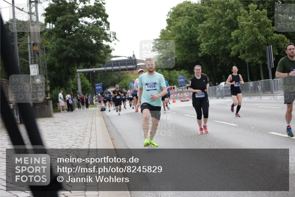 29.06.2025 - hella hamburg halbmarathon Jannik Wohlers http://msf.ph/oto/8245829 29.06.2025 10:30:22 Lombardsbrücke 1059, 1472, 2268, 2505, 2569, 2754, 2755, 3131, 3281, 4198, 6344, 6556, 7071, 7120, 9830, 11981, 11984, 14216, 14803, 15299, 16791, 18362, 18795, 18860 meine-sportfotos.de