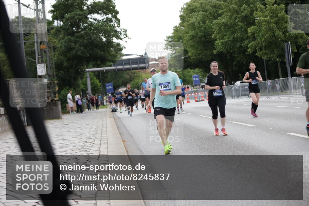 29.06.2025 - hella hamburg halbmarathon Jannik Wohlers http://msf.ph/oto/8245837 29.06.2025 10:30:22 Lombardsbrücke 1059, 1472, 2268, 2505, 2569, 2754, 2755, 3131, 3281, 4198, 6344, 6556, 7071, 7120, 9830, 11981, 11984, 14216, 14803, 15299, 16791, 18362, 18795, 18860 meine-sportfotos.de