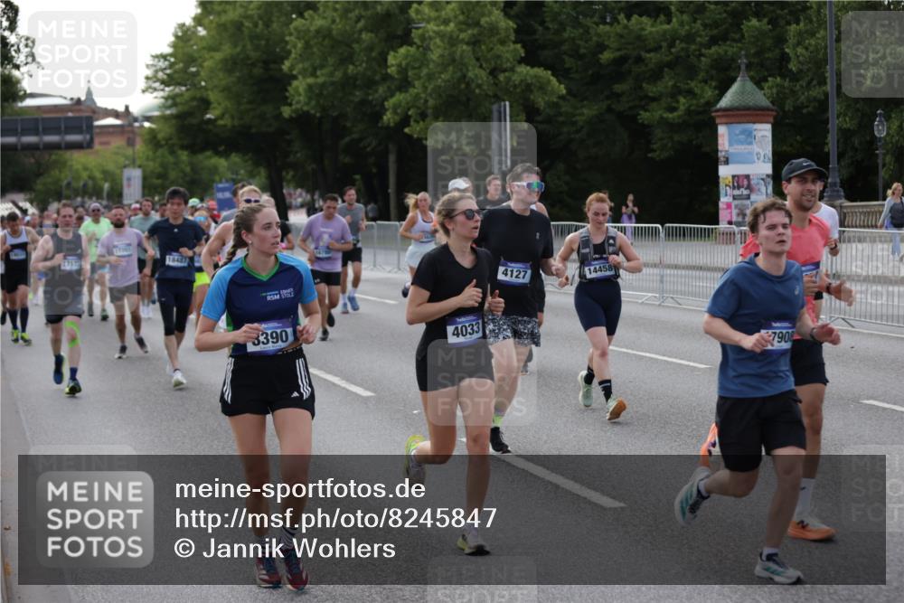 29.06.2025 - hella hamburg halbmarathon Jannik Wohlers http://msf.ph/oto/8245847 29.06.2025 09:55:24 Lombardsbrücke 1143, 1216, 1267, 1461, 1630, 2284, 2706, 2708, 2718, 2884, 3213, 3399, 3543, 3654, 3692, 3945, 4033, 4088, 4127, 4324, 4345, 4346, 4601, 4847, 4890, 5421, 6009, 6421, 6481, 6691, 6994, 7056, 7100, 7224, 7269, 7367, 7657, 8216, 8234, 8273, 8302, 8390, 8577, 8977, 9491, 9551, 9934, 10115, 10408, 10603, 10811, 10895, 11356, 11733, 11819, 11977, 12277, 12379, 12519, 13032, 13073, 13301, 13799, 13807, 13894, 13996, 14239, 17842 meine-sportfotos.de
