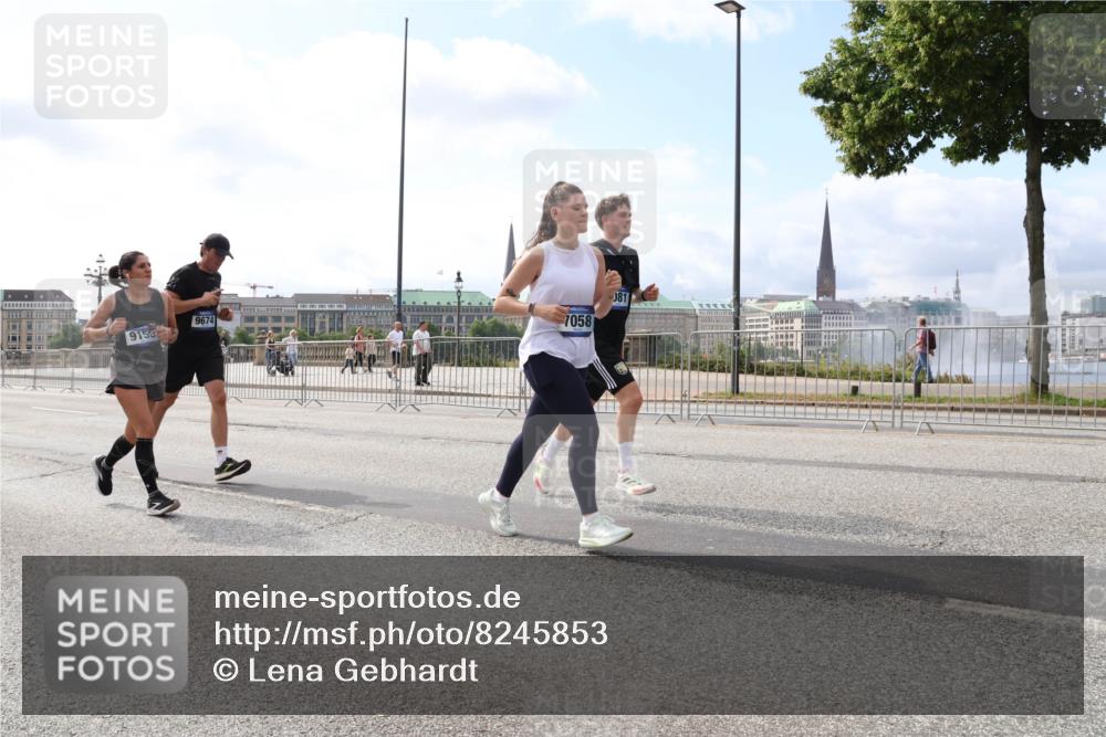 29.06.2025 - hella hamburg halbmarathon Lena Gebhardt http://msf.ph/oto/8245853 29.06.2025 10:10:01 Lombardsbrücke 1052, 1456, 1548, 1823, 3921, 4592, 5511, 7042, 7058, 7081, 7333, 7636, 8090, 8219, 8685, 8890, 9150, 9297, 9306, 9366, 9434, 9674, 9781, 10036, 10943, 11027, 12255, 12509, 12567, 13739, 16191, 16445, 16455, 16872, 16918, 17148, 17630, 17899, 18076, 18196, 18440, 18707, 19242 meine-sportfotos.de