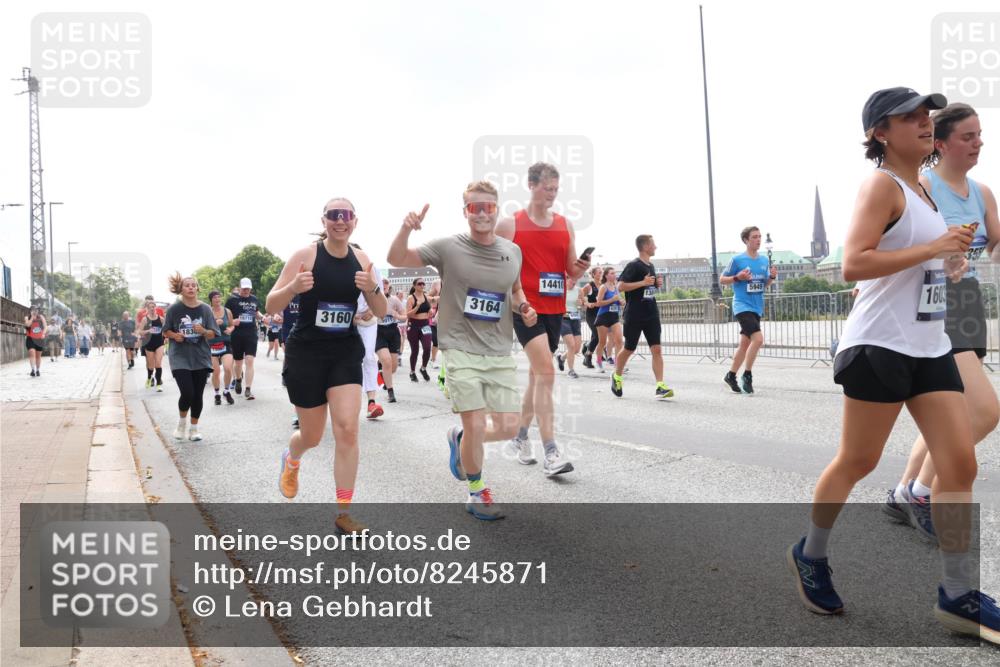 29.06.2025 - hella hamburg halbmarathon Lena Gebhardt http://msf.ph/oto/8245871 29.06.2025 10:45:29 Lombardsbrücke 1033, 1060, 1085, 1685, 1713, 1798, 1983, 2008, 2216, 2217, 2550, 2657, 2664, 2917, 2973, 3160, 3164, 3357, 3377, 3879, 3993, 4099, 4102, 4186, 4224, 4306, 4337, 4388, 4504, 4820, 4851, 5044, 5099, 5108, 5190, 5339, 5636, 5949, 6150, 6509, 6763, 6788, 6911, 6922, 6980, 7283, 7530, 7541, 7699, 7859, 7912, 8594, 8605, 8745, 8762, 9620, 10030, 10182, 10225, 10562, 10566, 11314, 12198, 12332, 12334 meine-sportfotos.de