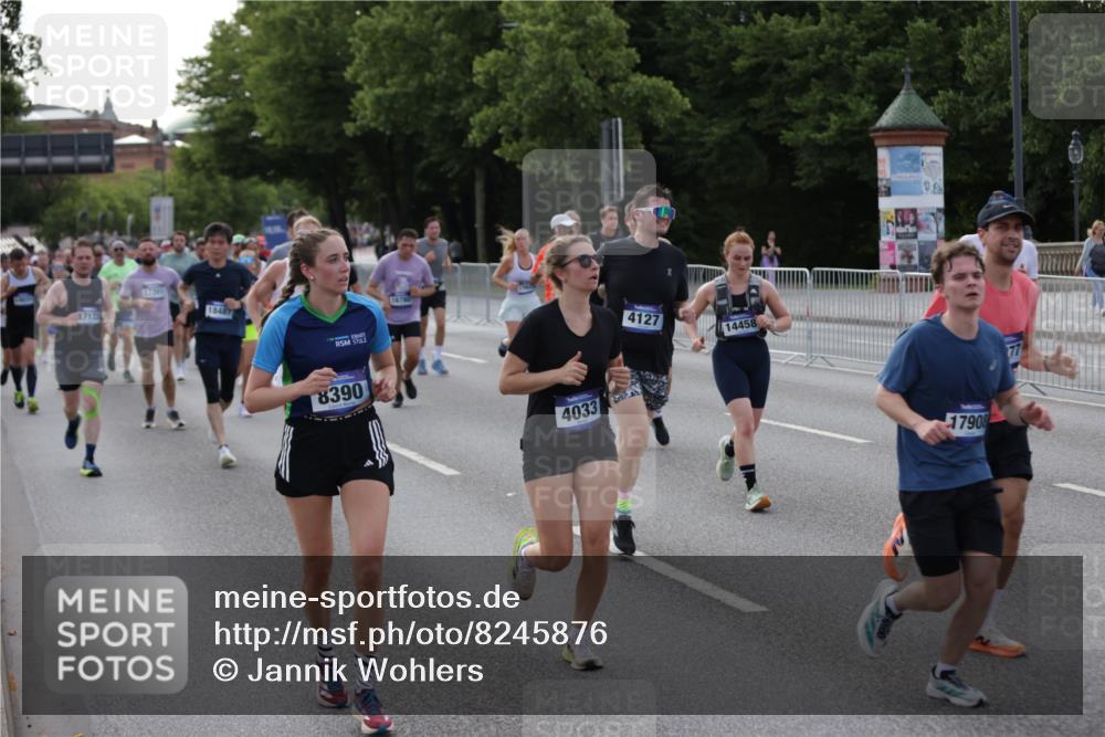29.06.2025 - hella hamburg halbmarathon Jannik Wohlers http://msf.ph/oto/8245876 29.06.2025 09:55:25 Lombardsbrücke 1143, 1216, 1267, 1461, 1630, 2284, 2708, 2718, 2818, 2884, 3399, 3543, 3654, 3692, 3945, 4033, 4088, 4127, 4324, 4345, 4346, 4601, 5116, 5421, 6009, 6481, 6691, 6994, 7056, 7100, 7224, 7269, 7367, 7657, 8216, 8234, 8273, 8302, 8390, 8977, 9491, 9551, 9934, 10408, 10603, 10811, 10895, 11429, 11733, 11819, 11977, 12277, 12379, 12519, 13032, 13073, 13301, 13799, 13807, 13894, 13996, 14239, 17842 meine-sportfotos.de