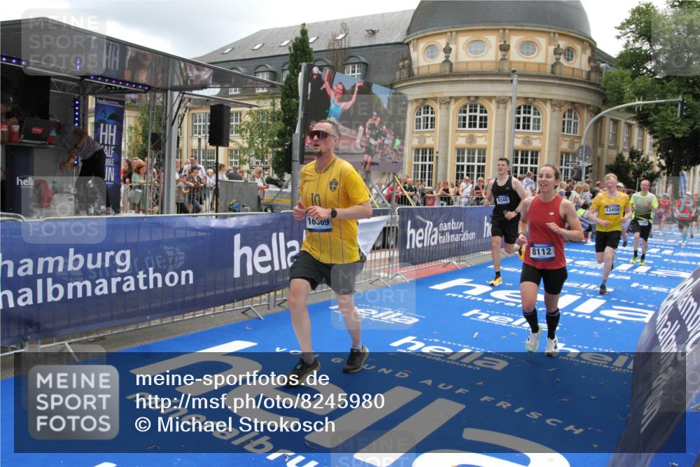 29.06.2025 - hella hamburg halbmarathon Michael Strokosch http://msf.ph/oto/8245980 29.06.2025 10:49:20 Ziel 2013, 4183, 4185, 6158, 8112, 9348, 10053, 10189, 11819, 13450, 14526, 15422, 16369 meine-sportfotos.de