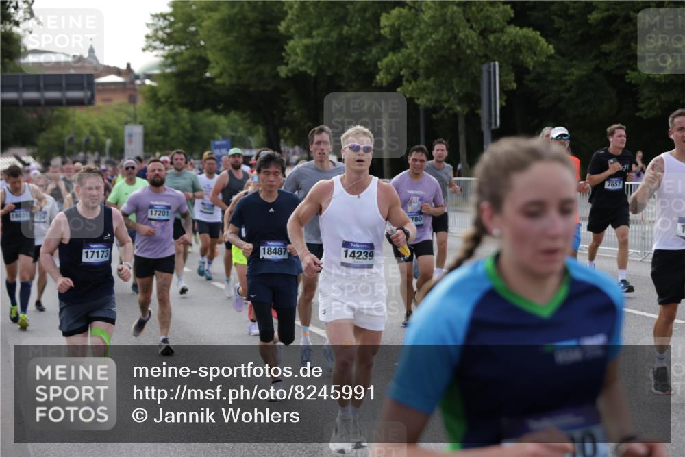 29.06.2025 - hella hamburg halbmarathon Jannik Wohlers http://msf.ph/oto/8245991 29.06.2025 09:55:26 Lombardsbrücke 1143, 1216, 1267, 1461, 1630, 2284, 2708, 2718, 2818, 2864, 2884, 3399, 3543, 3654, 3692, 3945, 4033, 4127, 4324, 4345, 4346, 4601, 5116, 5421, 6009, 6481, 6691, 6994, 7056, 7100, 7224, 7269, 7367, 7657, 8216, 8234, 8273, 8302, 8390, 8821, 8977, 9491, 9551, 10408, 10603, 10811, 10895, 11009, 11429, 11645, 11733, 11819, 11977, 12277, 12379, 12519, 13032, 13073, 13301, 13799, 13807, 13894, 13996, 14239, 15392, 15502, 17842 meine-sportfotos.de
