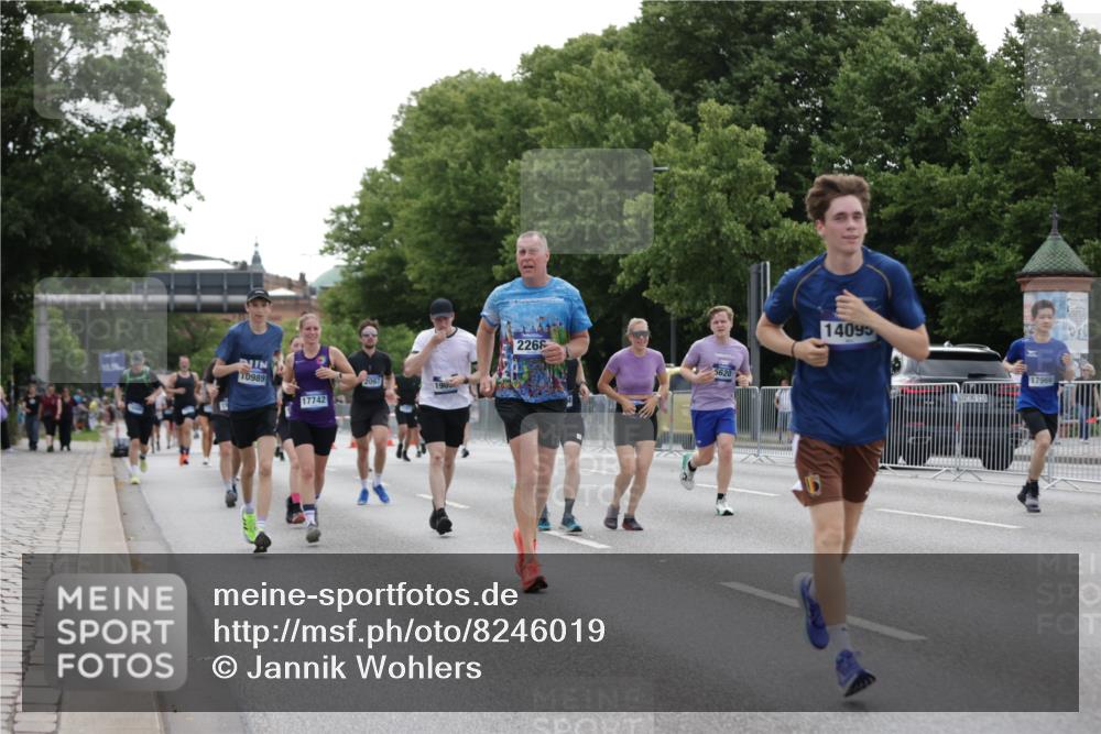 29.06.2025 - hella hamburg halbmarathon Jannik Wohlers http://msf.ph/oto/8246019 29.06.2025 10:30:31 Lombardsbrücke 1059, 1472, 2097, 2268, 2505, 3131, 3281, 4198, 6556, 6620, 7351, 8757, 9576, 9830, 10989, 11981, 12384, 14095, 14216, 14803, 15299, 15466, 15589, 17742, 17966, 19052 meine-sportfotos.de