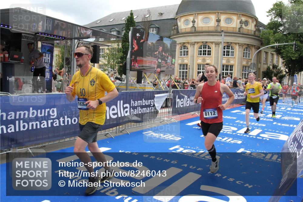 29.06.2025 - hella hamburg halbmarathon Michael Strokosch http://msf.ph/oto/8246043 29.06.2025 10:49:21 Ziel 2013, 4183, 4185, 6158, 8112, 9348, 10053, 10189, 11819, 13450, 14526, 15422, 16369 meine-sportfotos.de