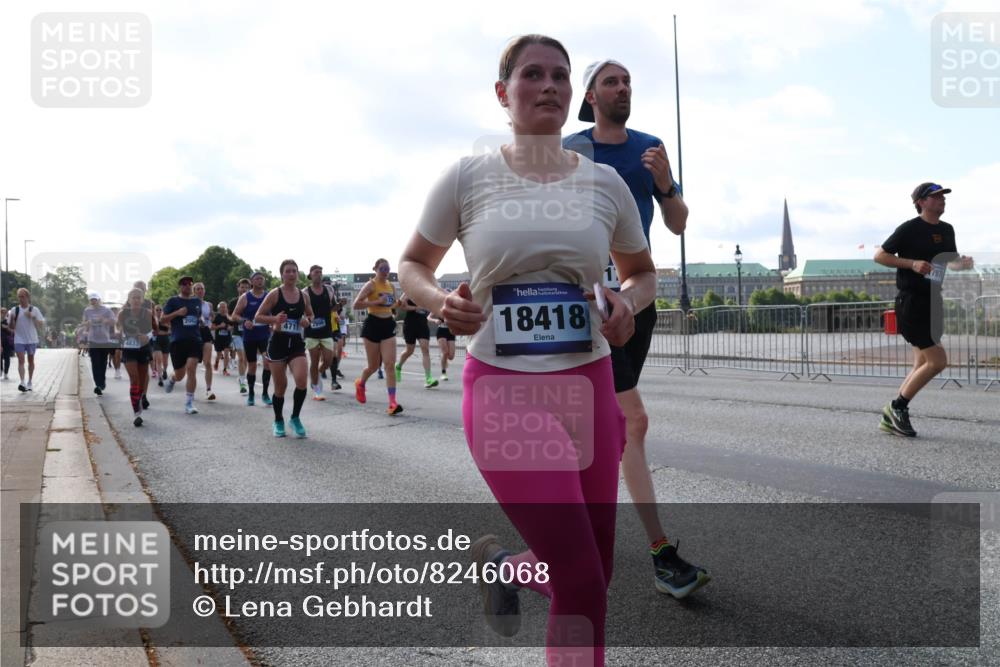 29.06.2025 - hella hamburg halbmarathon Lena Gebhardt http://msf.ph/oto/8246068 29.06.2025 09:56:32 Lombardsbrücke 1061, 1452, 1460, 1496, 1499, 1502, 1592, 1628, 1833, 1877, 2013, 2058, 2082, 2083, 2208, 2378, 2396, 2504, 2771, 2953, 2996, 3060, 3256, 3296, 3310, 3652, 4065, 4077, 4377, 4404, 4635, 4711, 4833, 5169, 5194, 5482, 5600, 5607, 5839, 5978, 6033, 6115, 6168, 6286, 6511, 6512, 6561, 6562, 7178, 7332, 7383, 7475, 7583, 7943, 8261, 8335, 8361, 8514, 8587, 8618, 8661, 8710, 8863, 8921, 8968, 8989, 8996, 9246, 9537, 9597, 9638, 10596 meine-sportfotos.de