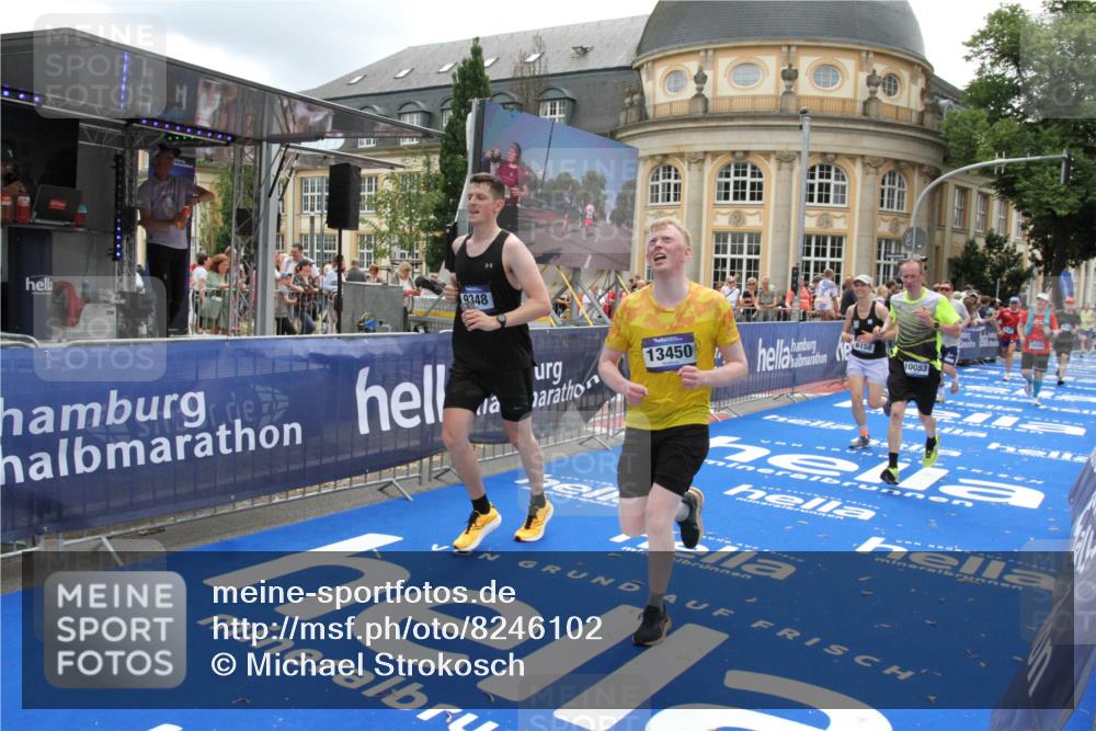 29.06.2025 - hella hamburg halbmarathon Michael Strokosch http://msf.ph/oto/8246102 29.06.2025 10:49:22 Ziel 4183, 4185, 6158, 8112, 9348, 10053, 10189, 11819, 13450, 14526, 15422, 16369 meine-sportfotos.de