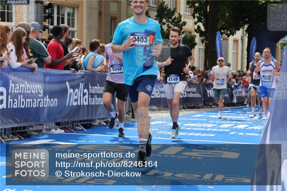 29.06.2025 - hella hamburg halbmarathon Strokosch-Dieckow http://msf.ph/oto/8246164 29.06.2025 10:38:41 Ziel 2296, 2719, 4148, 5248, 6684, 8450, 9264, 9403, 9540, 10218, 11055, 11281, 11282, 11379, 12772, 13755, 13800, 14093, 15372, 17154, 18188, 19004 meine-sportfotos.de