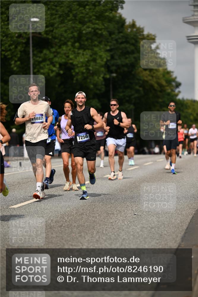 29.06.2025 - hella hamburg halbmarathon Dr. Thomas Lammeyer http://msf.ph/oto/8246190 29.06.2025 10:14:13 Kennedybrücke 1052, 1456, 1483, 1513, 1573, 4389, 7042, 7058, 7250, 7685, 8090, 8890, 9681, 9816, 9988, 11027, 11180 meine-sportfotos.de