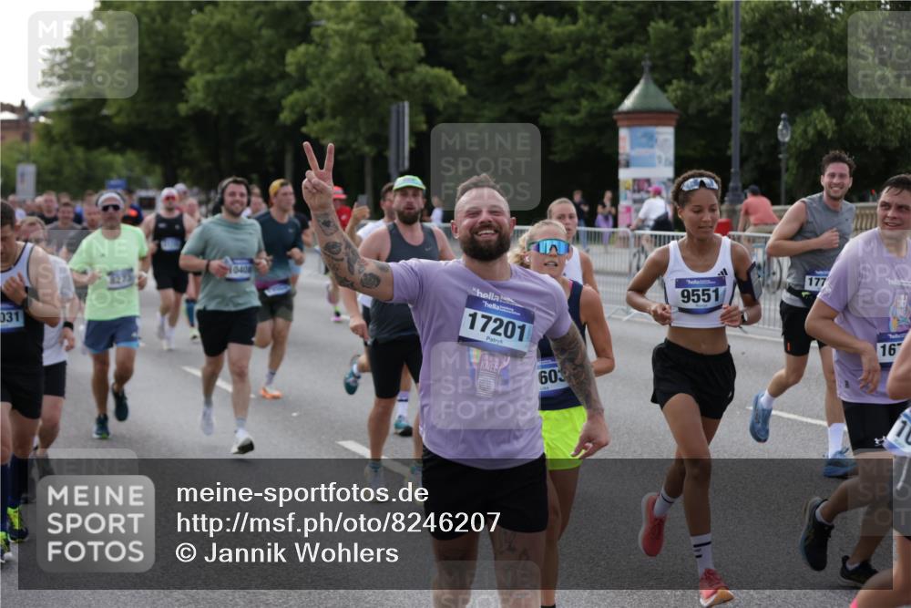 29.06.2025 - hella hamburg halbmarathon Jannik Wohlers http://msf.ph/oto/8246207 29.06.2025 09:55:29 Lombardsbrücke 1143, 1216, 1257, 1267, 1461, 1507, 1630, 1689, 2250, 2284, 2818, 2864, 2884, 3399, 3543, 3654, 3692, 3945, 4033, 4127, 4324, 4345, 4346, 4557, 4601, 5116, 6134, 6481, 6994, 7056, 7100, 7224, 7269, 7367, 7657, 8234, 8273, 8390, 8668, 8821, 8977, 9074, 9491, 9551, 10408, 10603, 10811, 10895, 11009, 11211, 11429, 11645, 11733, 11819, 11977, 12277, 12379, 13032, 13073, 13301, 13672, 13758, 13799, 13803, 13807, 14239, 14628, 15392, 15502, 16175, 16738, 17842 meine-sportfotos.de