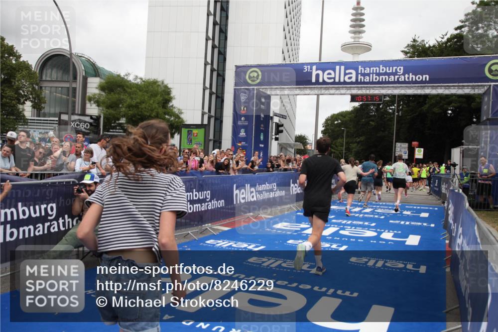 29.06.2025 - hella hamburg halbmarathon Michael Strokosch http://msf.ph/oto/8246229 29.06.2025 10:57:13 Ziel 1387, 1877, 4167, 4261, 9884, 11612, 13691, 13750, 14139, 14408, 14588, 15110, 15726, 16909, 17617, 18208, 19184 meine-sportfotos.de