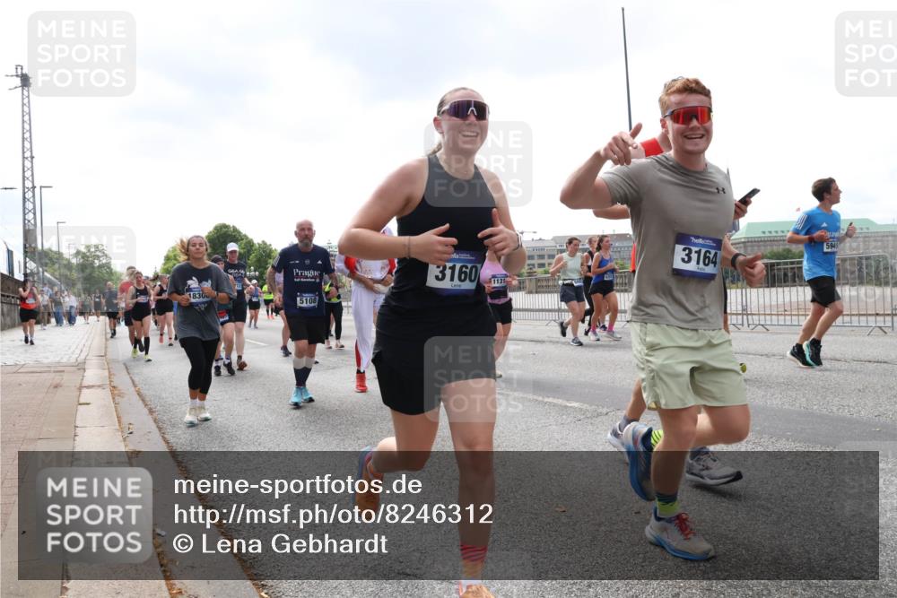 29.06.2025 - hella hamburg halbmarathon Lena Gebhardt http://msf.ph/oto/8246312 29.06.2025 10:45:29 Lombardsbrücke 1033, 1060, 1085, 1685, 1713, 1798, 1983, 2008, 2216, 2217, 2550, 2657, 2664, 2917, 2973, 3160, 3164, 3357, 3377, 3879, 3993, 4099, 4102, 4186, 4224, 4306, 4337, 4388, 4504, 4820, 4851, 5044, 5099, 5108, 5190, 5339, 5636, 5949, 6150, 6509, 6763, 6788, 6911, 6922, 6980, 7283, 7530, 7541, 7699, 7859, 7912, 8594, 8605, 8745, 8762, 9620, 10030, 10182, 10225, 10562, 10566, 11314, 12198, 12332, 12334 meine-sportfotos.de