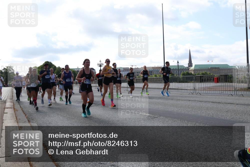 29.06.2025 - hella hamburg halbmarathon Lena Gebhardt http://msf.ph/oto/8246313 29.06.2025 09:56:33 Lombardsbrücke 1061, 1452, 1460, 1496, 1499, 1592, 1628, 1833, 1877, 2013, 2058, 2082, 2083, 2208, 2378, 2396, 2504, 2771, 2953, 2996, 3060, 3256, 3296, 3310, 3652, 4065, 4077, 4377, 4404, 4635, 4711, 4833, 5169, 5194, 5482, 5600, 5607, 5839, 5978, 6033, 6115, 6168, 6286, 6511, 6512, 6561, 6562, 7178, 7332, 7383, 7475, 7583, 7943, 8261, 8361, 8514, 8572, 8587, 8618, 8661, 8710, 8863, 8921, 8968, 8989, 8996, 9082, 9246, 9537, 9597, 9638, 10596 meine-sportfotos.de