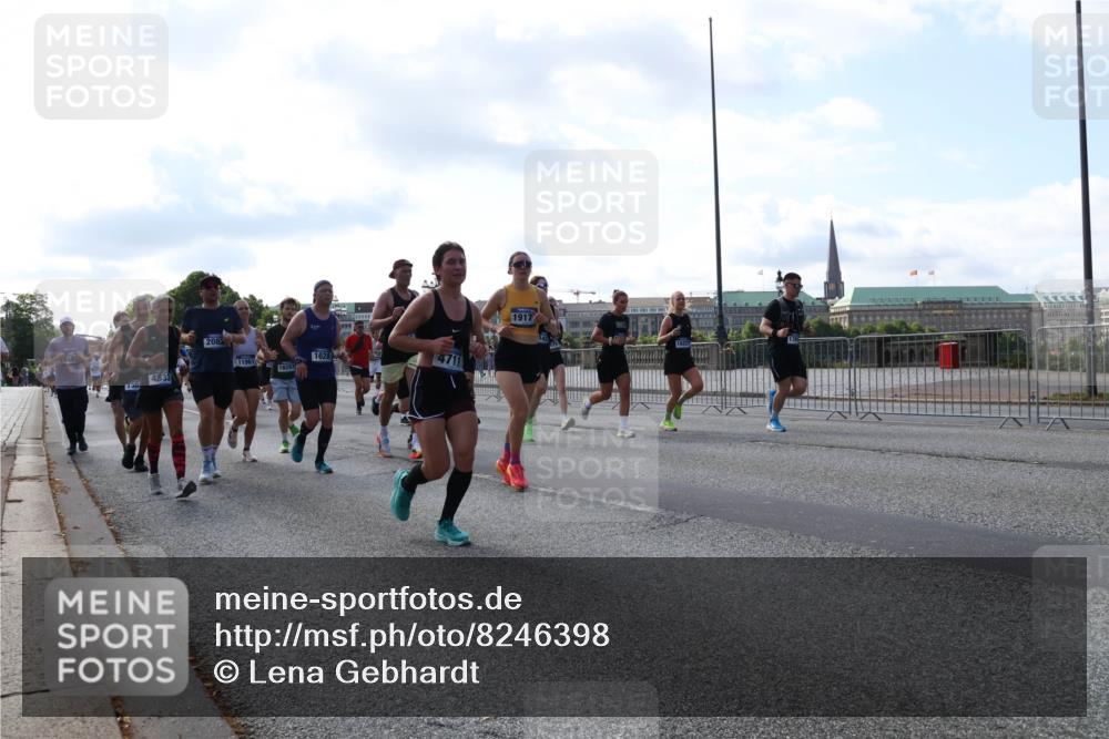 29.06.2025 - hella hamburg halbmarathon Lena Gebhardt http://msf.ph/oto/8246398 29.06.2025 09:56:33 Lombardsbrücke 1061, 1452, 1460, 1496, 1499, 1592, 1628, 1833, 1877, 2013, 2058, 2082, 2083, 2208, 2378, 2396, 2504, 2771, 2953, 2996, 3060, 3256, 3296, 3310, 3652, 4065, 4077, 4377, 4404, 4635, 4711, 4833, 5169, 5194, 5482, 5600, 5607, 5839, 5978, 6033, 6115, 6168, 6286, 6511, 6512, 6561, 6562, 7178, 7332, 7383, 7475, 7583, 7943, 8261, 8361, 8514, 8572, 8587, 8618, 8661, 8710, 8863, 8921, 8968, 8989, 8996, 9082, 9246, 9537, 9597, 9638, 10596 meine-sportfotos.de