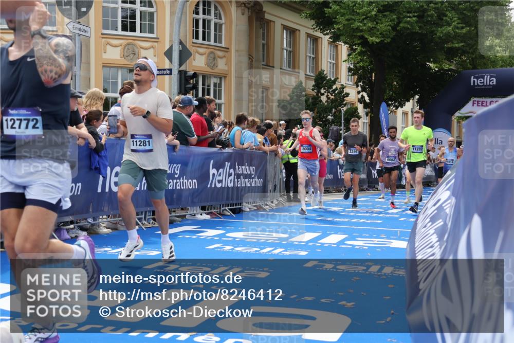 29.06.2025 - hella hamburg halbmarathon Strokosch-Dieckow http://msf.ph/oto/8246412 29.06.2025 10:38:44 Ziel 2296, 2719, 4148, 5248, 6684, 8450, 9264, 9403, 9540, 10218, 11055, 11281, 11282, 12772, 13755, 13800, 14093, 15372, 18188, 19004 meine-sportfotos.de