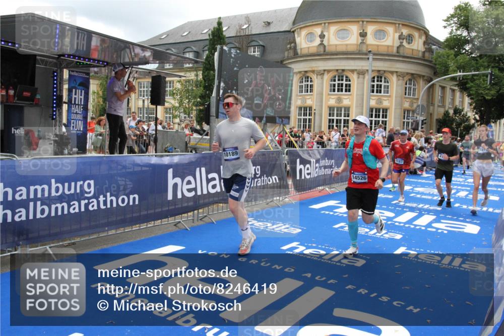 29.06.2025 - hella hamburg halbmarathon Michael Strokosch http://msf.ph/oto/8246419 29.06.2025 10:49:25 Ziel 1342, 4183, 4185, 6158, 10053, 10189, 11779, 11819, 12670, 14526, 14838, 15422, 15784, 15894, 15966 meine-sportfotos.de