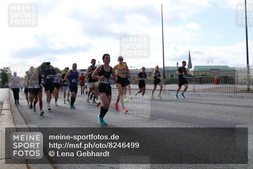 29.06.2025 - hella hamburg halbmarathon Lena Gebhardt http://msf.ph/oto/8246499 29.06.2025 09:56:33 Lombardsbrücke 1061, 1452, 1460, 1496, 1499, 1592, 1628, 1833, 1877, 2013, 2058, 2082, 2083, 2208, 2378, 2396, 2504, 2771, 2953, 2996, 3060, 3256, 3296, 3310, 3652, 4065, 4077, 4377, 4404, 4635, 4711, 4833, 5169, 5194, 5482, 5600, 5607, 5839, 5978, 6033, 6115, 6168, 6286, 6511, 6512, 6561, 6562, 7178, 7332, 7383, 7475, 7583, 7943, 8261, 8361, 8514, 8572, 8587, 8618, 8661, 8710, 8863, 8921, 8968, 8989, 8996, 9082, 9246, 9537, 9597, 9638, 10596 meine-sportfotos.de