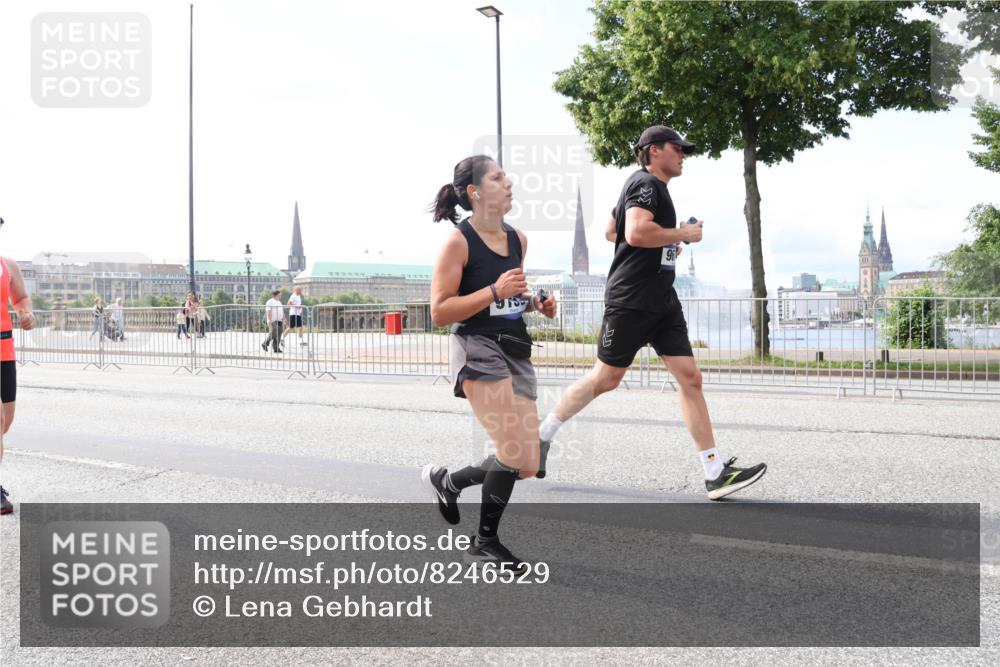 29.06.2025 - hella hamburg halbmarathon Lena Gebhardt http://msf.ph/oto/8246529 29.06.2025 10:10:02 Lombardsbrücke 1052, 1456, 1548, 1823, 3921, 4592, 5511, 7042, 7058, 7081, 7333, 7636, 8090, 8219, 8685, 8890, 9150, 9297, 9306, 9366, 9434, 9674, 9781, 10036, 10943, 11027, 12255, 12509, 12567, 13739, 16191, 16445, 16455, 16872, 16918, 17148, 17630, 17899, 18076, 18196, 18440, 18707, 19242 meine-sportfotos.de