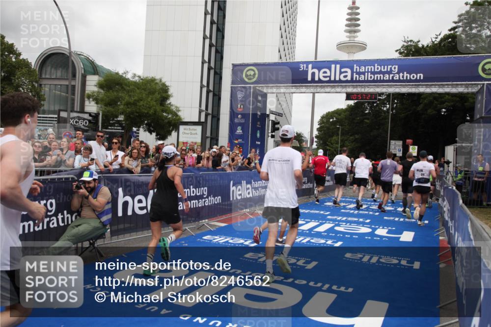 29.06.2025 - hella hamburg halbmarathon Michael Strokosch http://msf.ph/oto/8246562 29.06.2025 10:57:20 Ziel 1387, 1877, 2417, 2676, 4167, 4940, 8585, 9450, 9577, 9884, 9934, 10383, 11590, 11612, 12014, 12590, 13750, 15110, 15229, 15664, 16625, 17660, 17779, 17848, 17993, 19184 meine-sportfotos.de