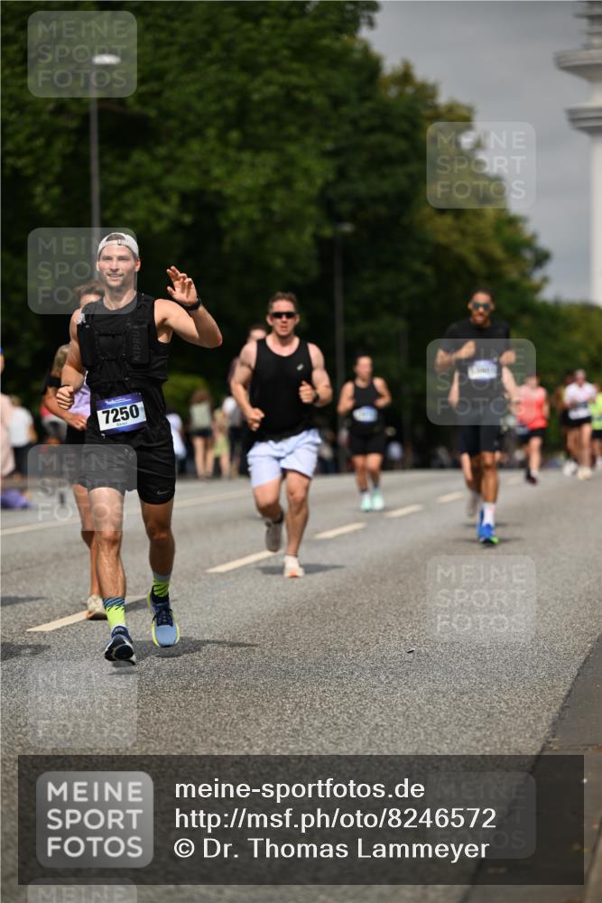 29.06.2025 - hella hamburg halbmarathon Dr. Thomas Lammeyer http://msf.ph/oto/8246572 29.06.2025 10:14:15 Kennedybrücke 1052, 1186, 1456, 1483, 1513, 1573, 4389, 7042, 7058, 7250, 7685, 8090, 8685, 8890, 9681, 9816, 9988, 11027, 11180 meine-sportfotos.de