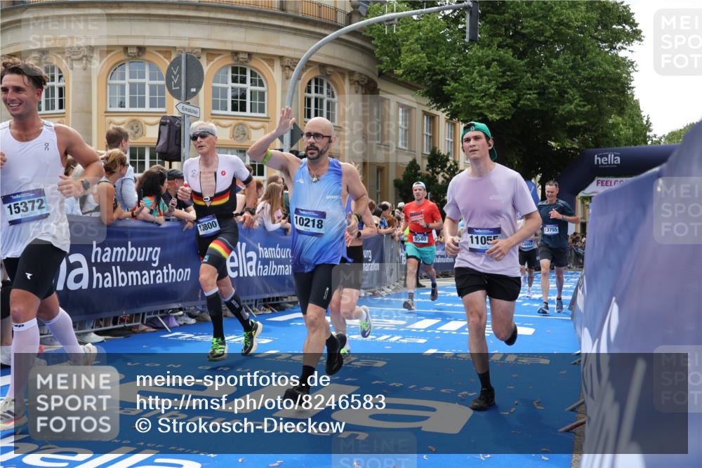 29.06.2025 - hella hamburg halbmarathon Strokosch-Dieckow http://msf.ph/oto/8246583 29.06.2025 10:38:49 Ziel 2296, 2719, 2980, 3783, 6684, 8450, 8958, 9264, 9540, 10218, 11055, 11281, 11282, 13137, 13755, 13800, 14093, 15257, 15372, 17722 meine-sportfotos.de