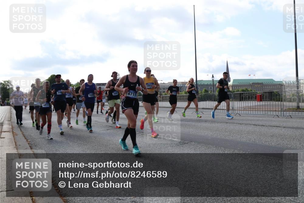 29.06.2025 - hella hamburg halbmarathon Lena Gebhardt http://msf.ph/oto/8246589 29.06.2025 09:56:33 Lombardsbrücke 1061, 1452, 1460, 1496, 1499, 1592, 1628, 1833, 1877, 2013, 2058, 2082, 2083, 2208, 2378, 2396, 2504, 2771, 2953, 2996, 3060, 3256, 3296, 3310, 3652, 4065, 4077, 4377, 4404, 4635, 4711, 4833, 5169, 5194, 5482, 5600, 5607, 5839, 5978, 6033, 6115, 6168, 6286, 6511, 6512, 6561, 6562, 7178, 7332, 7383, 7475, 7583, 7943, 8261, 8361, 8514, 8572, 8587, 8618, 8661, 8710, 8863, 8921, 8968, 8989, 8996, 9082, 9246, 9537, 9597, 9638, 10596 meine-sportfotos.de