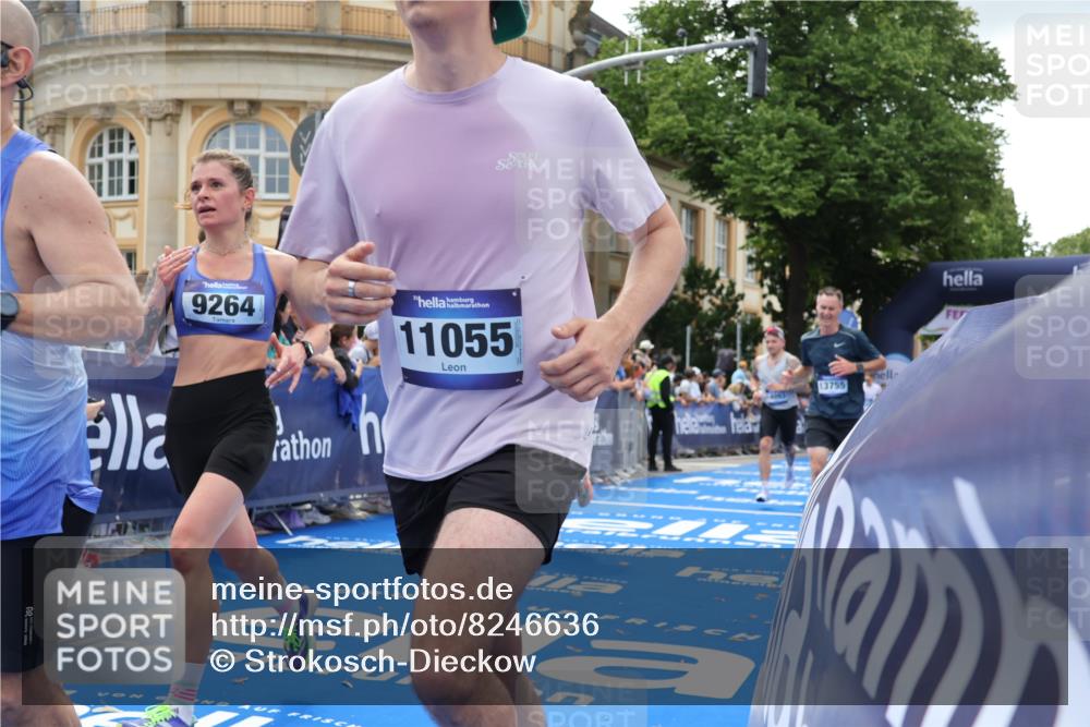 29.06.2025 - hella hamburg halbmarathon Strokosch-Dieckow http://msf.ph/oto/8246636 29.06.2025 10:38:50 Ziel 2296, 2719, 2980, 3136, 3783, 6684, 8958, 9264, 9540, 10218, 11055, 11282, 13137, 13755, 13800, 14093, 15257, 15372, 17722 meine-sportfotos.de
