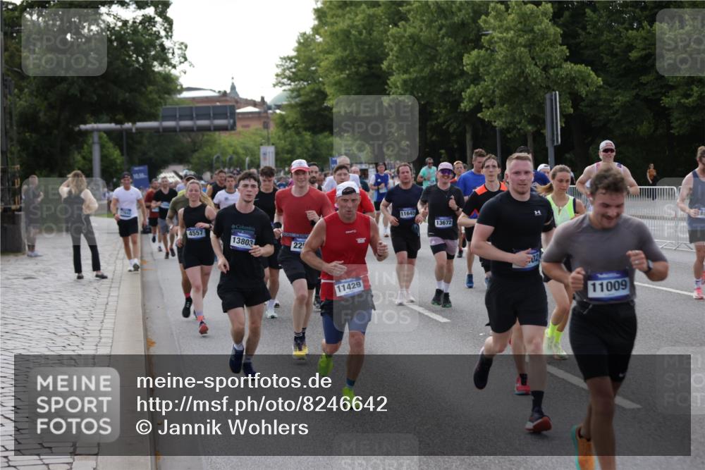 29.06.2025 - hella hamburg halbmarathon Jannik Wohlers http://msf.ph/oto/8246642 29.06.2025 09:55:34 Lombardsbrücke 1143, 1216, 1257, 1267, 1502, 1507, 1689, 2083, 2250, 2260, 2818, 2864, 2884, 3060, 3543, 3692, 4033, 4127, 4324, 4346, 4557, 4601, 5116, 6115, 6134, 6994, 7056, 7100, 7224, 7332, 7657, 8273, 8335, 8390, 8668, 8821, 9074, 9551, 10408, 10603, 10811, 10895, 11009, 11211, 11429, 11645, 12277, 12523, 12875, 13073, 13301, 13672, 13758, 13803, 14239, 14628, 14928, 15384, 15392, 15502, 15899, 16175, 16623, 16738, 17127, 17131, 17282, 17842 meine-sportfotos.de