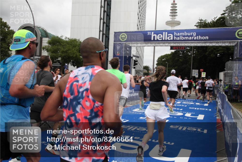 29.06.2025 - hella hamburg halbmarathon Michael Strokosch http://msf.ph/oto/8246664 29.06.2025 10:57:21 Ziel 1387, 1877, 2417, 2676, 4167, 4940, 8585, 9450, 9577, 9884, 9934, 10383, 11590, 11612, 12014, 12590, 13664, 13750, 15110, 15229, 15664, 16625, 17660, 17779, 17848, 17993, 19184 meine-sportfotos.de