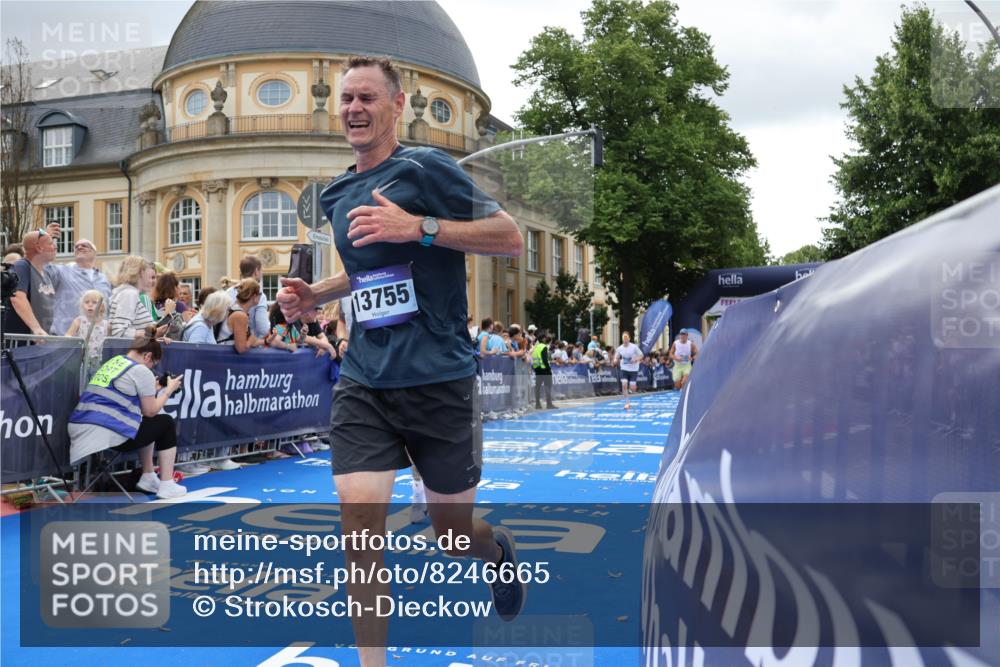 29.06.2025 - hella hamburg halbmarathon Strokosch-Dieckow http://msf.ph/oto/8246665 29.06.2025 10:38:52 Ziel 2296, 2719, 2980, 3136, 3783, 6682, 8958, 9264, 9540, 10218, 11055, 11447, 13137, 13755, 13800, 14093, 15257, 15372, 15561, 15873, 17722 meine-sportfotos.de