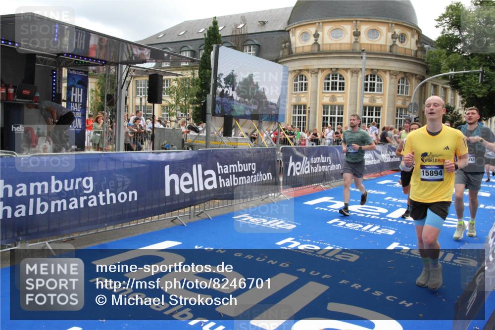 29.06.2025 - hella hamburg halbmarathon Michael Strokosch http://msf.ph/oto/8246701 29.06.2025 10:49:29 Ziel 1342, 1476, 2878, 4183, 4185, 8437, 8813, 11339, 11779, 11819, 12670, 13269, 14838, 15422, 15784, 15894, 15966, 16891, 18476, 18887, 18960 meine-sportfotos.de