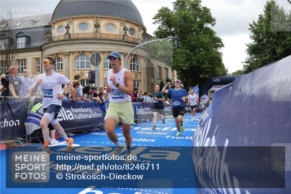 29.06.2025 - hella hamburg halbmarathon Strokosch-Dieckow http://msf.ph/oto/8246711 29.06.2025 10:38:56 Ziel 1164, 1803, 2262, 2980, 3136, 3783, 4359, 6682, 8958, 11447, 13137, 15257, 15561, 15873, 17722, 18734, 19151 meine-sportfotos.de