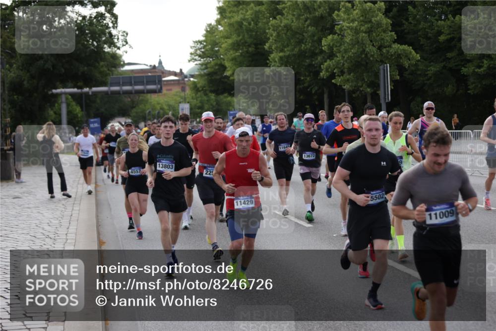 29.06.2025 - hella hamburg halbmarathon Jannik Wohlers http://msf.ph/oto/8246726 29.06.2025 09:55:34 Lombardsbrücke 1143, 1216, 1257, 1267, 1502, 1507, 1689, 2083, 2250, 2260, 2818, 2864, 2884, 3060, 3543, 3692, 4033, 4127, 4324, 4346, 4557, 4601, 5116, 6115, 6134, 6994, 7056, 7100, 7224, 7332, 7657, 8273, 8335, 8390, 8668, 8821, 9074, 9551, 10408, 10603, 10811, 10895, 11009, 11211, 11429, 11645, 12277, 12523, 12875, 13073, 13301, 13672, 13758, 13803, 14239, 14628, 14928, 15384, 15392, 15502, 15899, 16175, 16623, 16738, 17127, 17131, 17282, 17842 meine-sportfotos.de