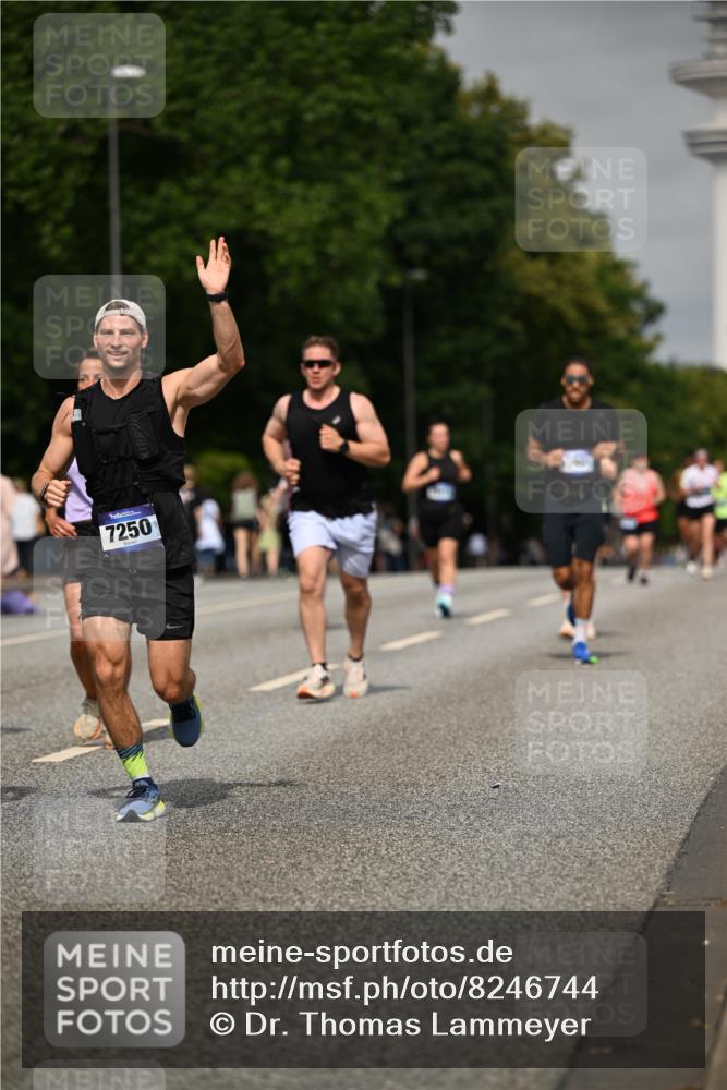 29.06.2025 - hella hamburg halbmarathon Dr. Thomas Lammeyer http://msf.ph/oto/8246744 29.06.2025 10:14:15 Kennedybrücke 1052, 1186, 1456, 1483, 1513, 1573, 4389, 7042, 7058, 7250, 7685, 8090, 8685, 8890, 9681, 9816, 9988, 11027, 11180 meine-sportfotos.de