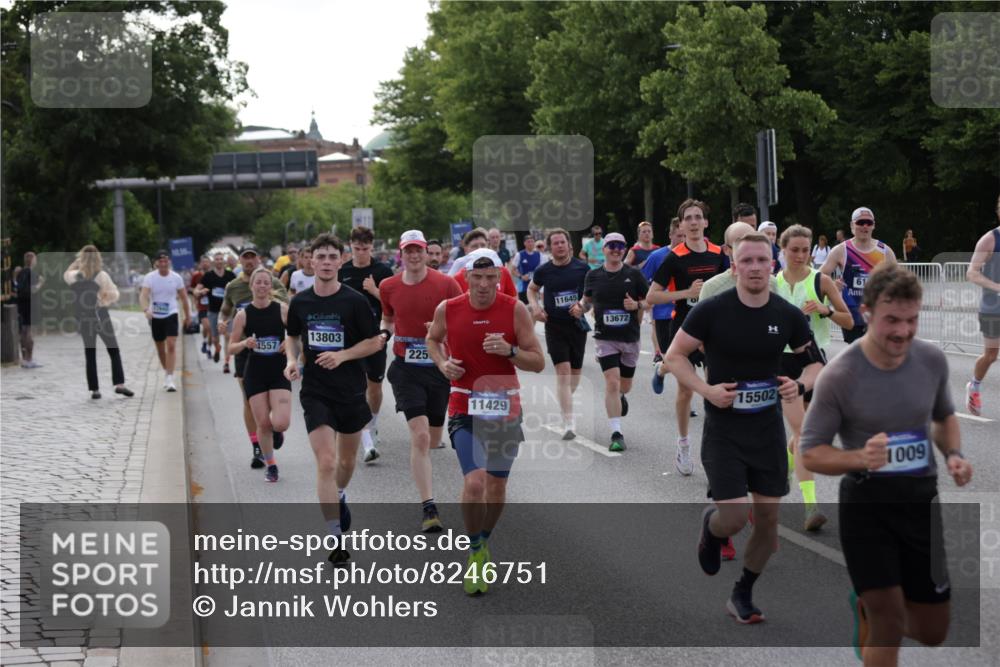 29.06.2025 - hella hamburg halbmarathon Jannik Wohlers http://msf.ph/oto/8246751 29.06.2025 09:55:34 Lombardsbrücke 1143, 1216, 1257, 1267, 1502, 1507, 1689, 2083, 2250, 2260, 2818, 2864, 2884, 3060, 3543, 3692, 4033, 4127, 4324, 4346, 4557, 4601, 5116, 6115, 6134, 6994, 7056, 7100, 7224, 7332, 7657, 8273, 8335, 8390, 8668, 8821, 9074, 9551, 10408, 10603, 10811, 10895, 11009, 11211, 11429, 11645, 12277, 12523, 12875, 13073, 13301, 13672, 13758, 13803, 14239, 14628, 14928, 15384, 15392, 15502, 15899, 16175, 16623, 16738, 17127, 17131, 17282, 17842 meine-sportfotos.de