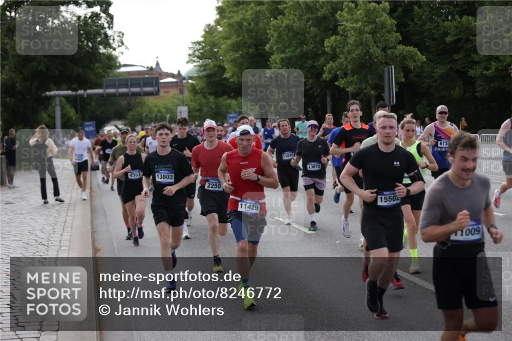 29.06.2025 - hella hamburg halbmarathon Jannik Wohlers http://msf.ph/oto/8246772 29.06.2025 09:55:34 Lombardsbrücke 1143, 1216, 1257, 1267, 1502, 1507, 1689, 2083, 2250, 2260, 2818, 2864, 2884, 3060, 3543, 3692, 4033, 4127, 4324, 4346, 4557, 4601, 5116, 6115, 6134, 6994, 7056, 7100, 7224, 7332, 7657, 8273, 8335, 8390, 8668, 8821, 9074, 9551, 10408, 10603, 10811, 10895, 11009, 11211, 11429, 11645, 12277, 12523, 12875, 13073, 13301, 13672, 13758, 13803, 14239, 14628, 14928, 15384, 15392, 15502, 15899, 16175, 16623, 16738, 17127, 17131, 17282, 17842 meine-sportfotos.de