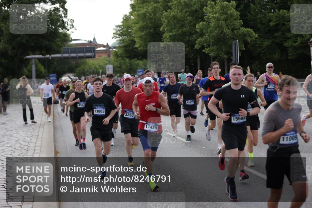 29.06.2025 - hella hamburg halbmarathon Jannik Wohlers http://msf.ph/oto/8246791 29.06.2025 09:55:34 Lombardsbrücke 1143, 1216, 1257, 1267, 1502, 1507, 1689, 2083, 2250, 2260, 2818, 2864, 2884, 3060, 3543, 3692, 4033, 4127, 4324, 4346, 4557, 4601, 5116, 6115, 6134, 6994, 7056, 7100, 7224, 7332, 7657, 8273, 8335, 8390, 8668, 8821, 9074, 9551, 10408, 10603, 10811, 10895, 11009, 11211, 11429, 11645, 12277, 12523, 12875, 13073, 13301, 13672, 13758, 13803, 14239, 14628, 14928, 15384, 15392, 15502, 15899, 16175, 16623, 16738, 17127, 17131, 17282, 17842 meine-sportfotos.de