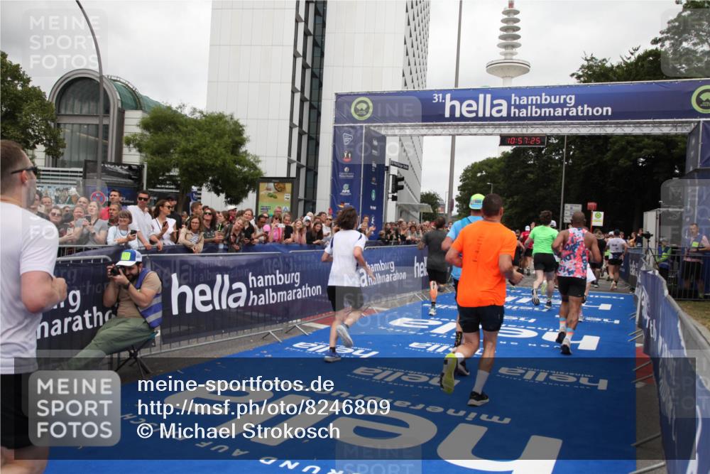 29.06.2025 - hella hamburg halbmarathon Michael Strokosch http://msf.ph/oto/8246809 29.06.2025 10:57:23 Ziel 2417, 2676, 4940, 5926, 6272, 8585, 9450, 9577, 9934, 10383, 11590, 12014, 12590, 13664, 15229, 15664, 16625, 17660, 17779, 17848, 17993 meine-sportfotos.de