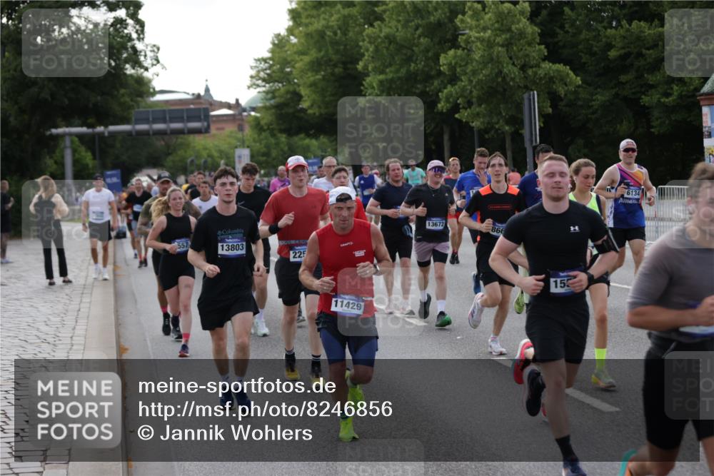 29.06.2025 - hella hamburg halbmarathon Jannik Wohlers http://msf.ph/oto/8246856 29.06.2025 09:55:34 Lombardsbrücke 1143, 1216, 1257, 1267, 1502, 1507, 1689, 2083, 2250, 2260, 2818, 2864, 2884, 3060, 3543, 3692, 4033, 4127, 4324, 4346, 4557, 4601, 5116, 6115, 6134, 6994, 7056, 7100, 7224, 7332, 7657, 8273, 8335, 8390, 8668, 8821, 9074, 9551, 10408, 10603, 10811, 10895, 11009, 11211, 11429, 11645, 12277, 12523, 12875, 13073, 13301, 13672, 13758, 13803, 14239, 14628, 14928, 15384, 15392, 15502, 15899, 16175, 16623, 16738, 17127, 17131, 17282, 17842 meine-sportfotos.de